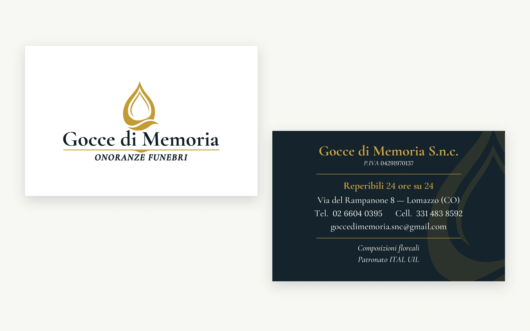 Fronte bianco e retro blu scuro dei biglietti di Gocce di Memoria, con marchio oro, recapiti e informazioni sull’attività.